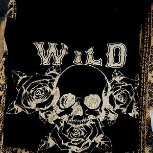 Women’s shirt sleeve v neck shirt